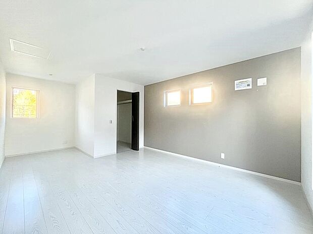 【寝室】アクセントクロスを使用しワンランクアップの空間に。