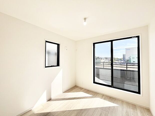 【寝室】明るいバルコニーサイドに洋室を設置。目覚めの良い寝室に。