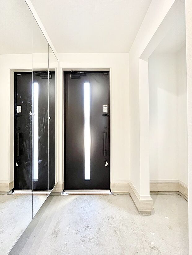 【玄関】明るい陽光が入り込む玄関。ご家族の靴もスッキリ収納できる玄関収納付き!