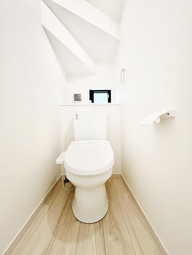 【トイレ】白を基調とした清潔感のある落ち着ける空間