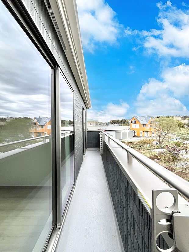 【バルコニー】暖かな陽光が降り注ぐバルコニーはお洗濯におすすめ。爽やかな風も心地よいです。