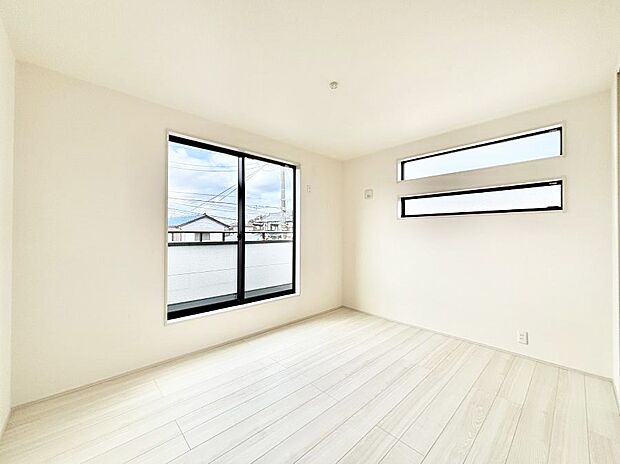 【洋室】2面採光を確保した明るい空間。家族みんなが快適な暮らしを実現する設計です。