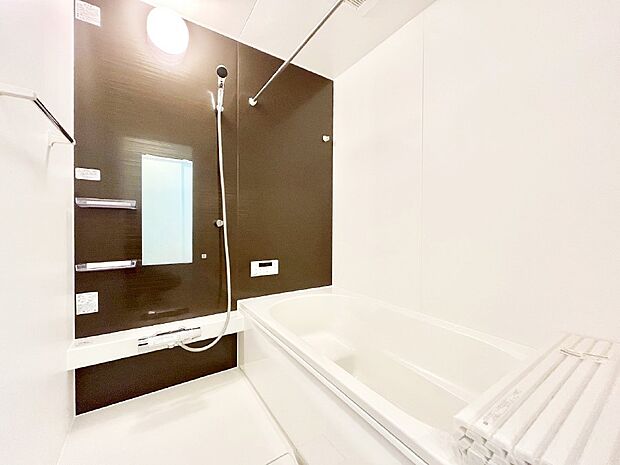 【浴室】一日の疲れを癒してくれる明るい清潔感のあるバスルーム