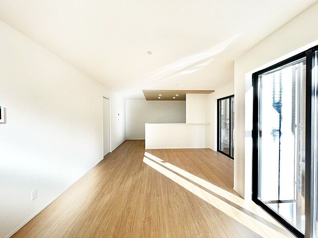 【リビングダイニング】大きな窓からたっぷりの陽光と風を感じられるリビング