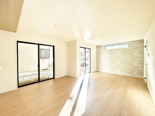 【ダイニング】明るいリビング。アクセントクロスが空間に彩りをもたらしてくれます