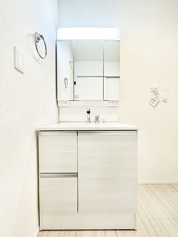 【洗面台・洗面所】大きく見やすい三面鏡で清潔感ある洗面台は、身だしなみチェックや肌のお手入れにおすすめです。