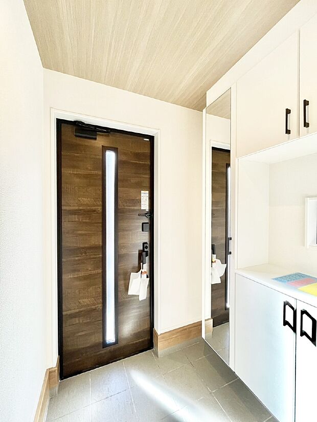 【玄関】飾り棚を利用して、お越しいただくお客様をおもてなしできます。