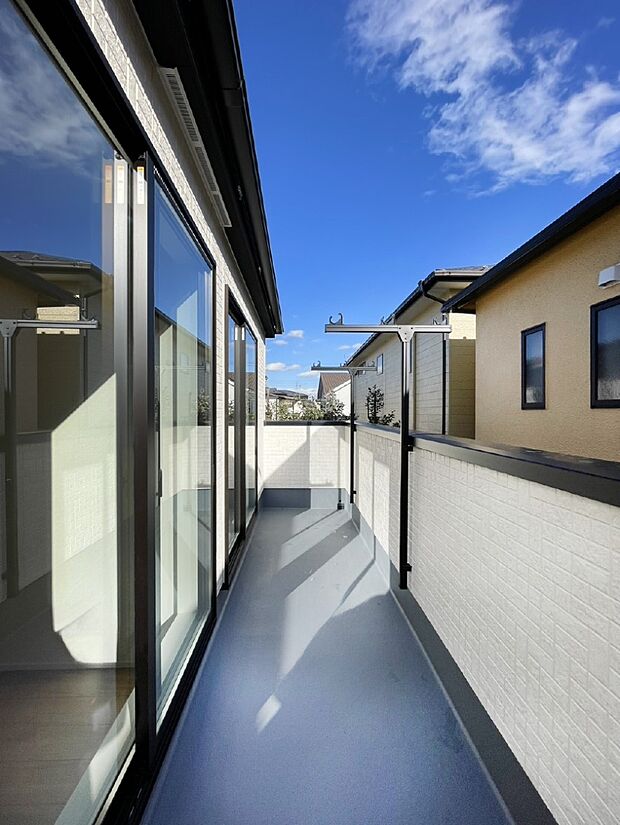 【バルコニー】南向きのバルコニー!ご家族の洗濯物はもちろん、お布団もたっぷり干せます!