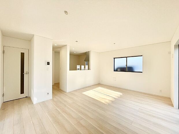 【リビングダイニング】明るい陽光が注ぎ、寛ぎの雰囲気に満たされるリビング・ダイニング。