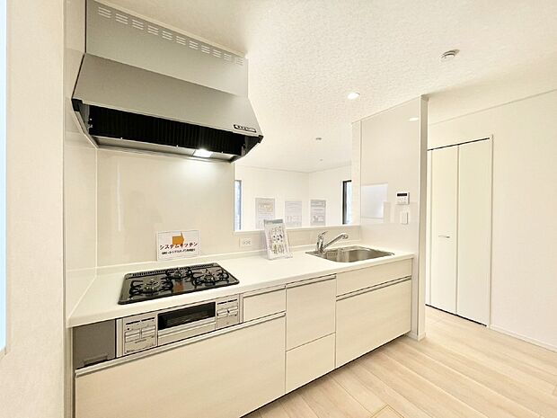 【ダイニングキッチン】料理をしながらでもご家族との会話を楽しめる対面キッチン