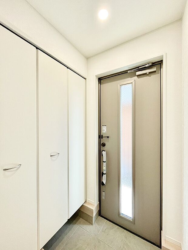 【玄関】散らかりがちな玄関もスッキリの玄関収納付