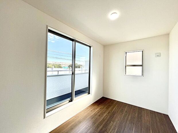 【洋室】明るいバルコニーサイドに洋室を設置。目覚めの良い寝室に。