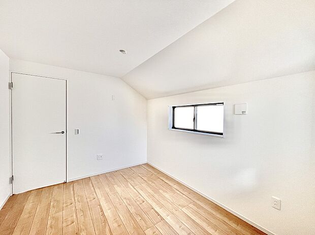 【寝室】使いやすい形でベットや家具の置き方にも困ることもありません。