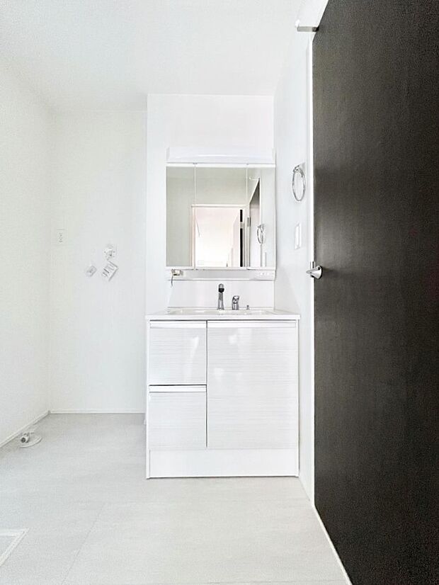 【洗面台・洗面所】ゆとりの洗面スペースで朝の身支度もスムーズに