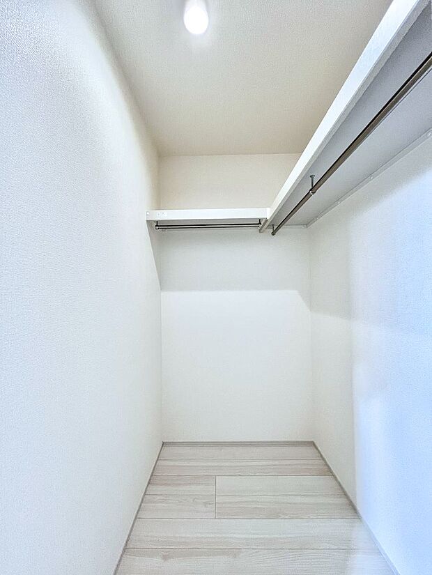 【ウォークインクローゼット】ウォークインクローゼット付きで生活空間を広く利用できます。