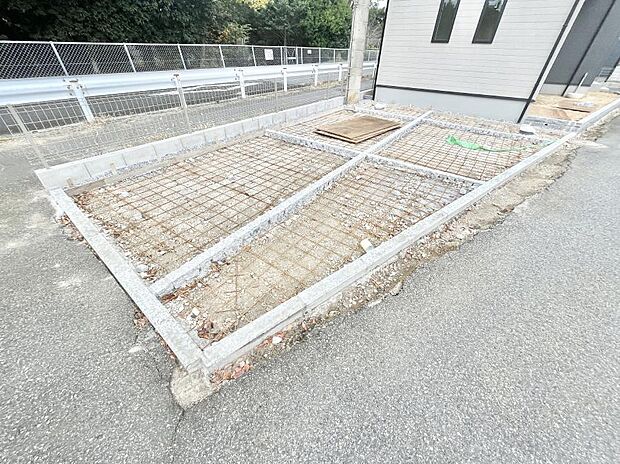 【駐車場】2台(車種による)駐車可!ご家族みんなの自転車も置ける広々カースペース。