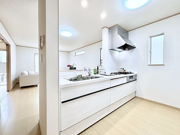 【ダイニングキッチン】カウンター越しに楽しいおしゃべり。いつものお料理がもっと美味しくなりそうですね。