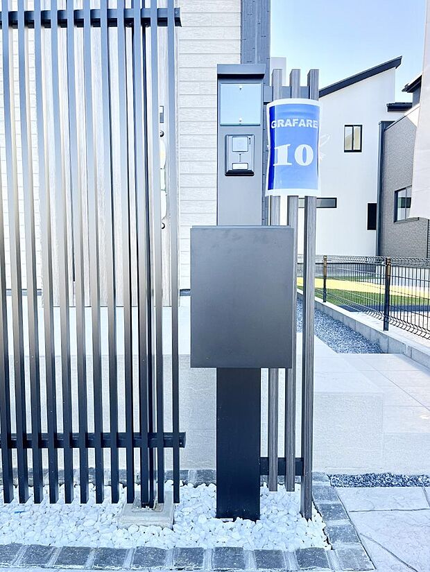 【その他現地】シンプルデザインのポスト。