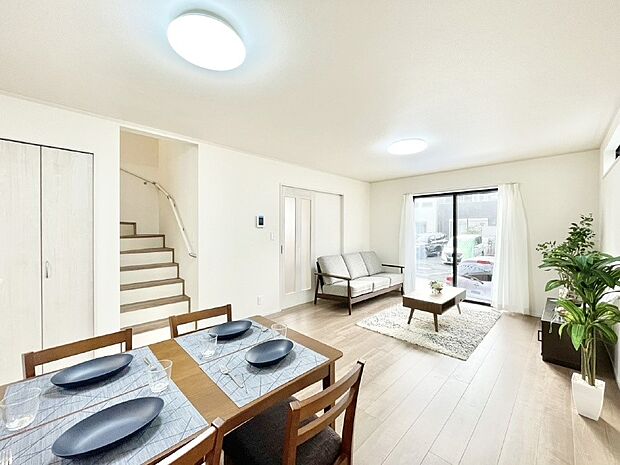 【リビングダイニング】「ただいま」「おかえり」家族とのコミュニケーションが深まるリビングイン階段。