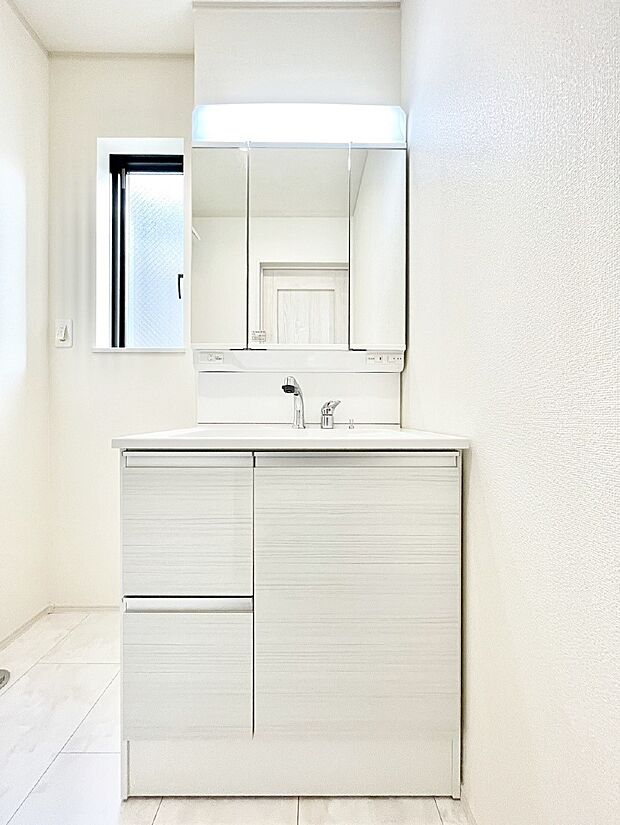 【洗面台・洗面所】三面鏡の裏に、化粧品や衛生用品などを収納可能。洗面台をすっきりと保ちます!