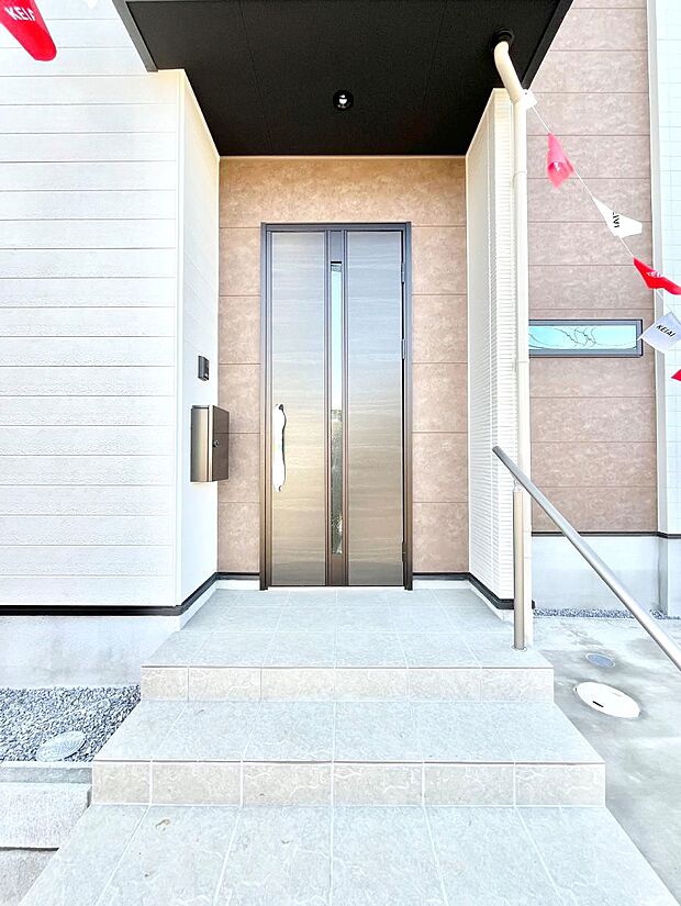 【玄関】大切な家族、来客を出迎える玄関。