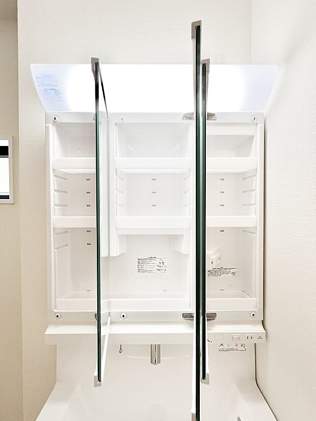 【三面鏡裏収納】三面鏡の裏に、化粧品や衛生用品などを収納可能。洗面台をすっきりと保ちます!