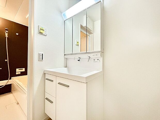 【洗面台・洗面所】清潔感ある洗面化粧室で朝の身支度も快適
