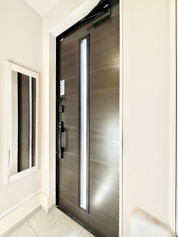 【玄関】明るい玄関はお客様をお出迎えするのにぴったりです!