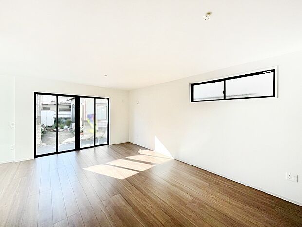 【リビングダイニング】家族団らんの時間も増えそうなくつろぎのリビングダイニング。