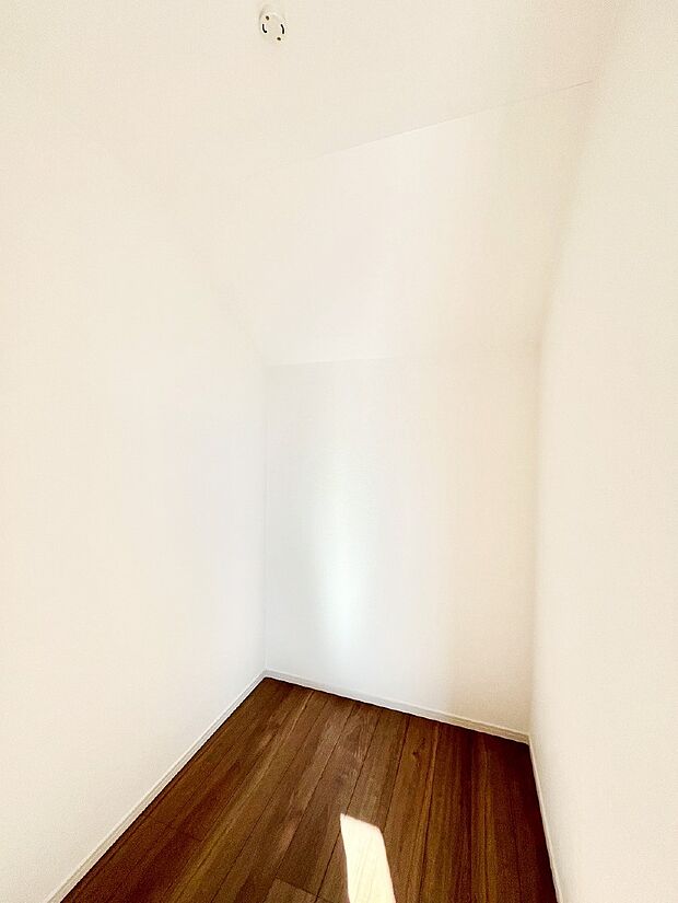 【ウォークインクローゼット】ウォークインクローゼット付きで生活空間を広く利用できます。