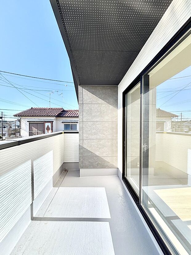 【バルコニー】南向きのバルコニー!ご家族の洗濯物はもちろん、お布団もたっぷり干せます!