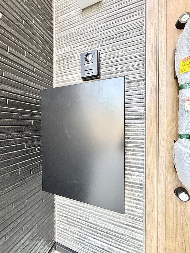 【その他現地】シンプルデザインのポスト。