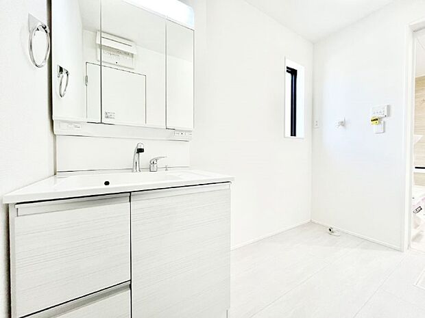 【脱衣場】柔らかな朝の光を感じられる窓がついた洗面室