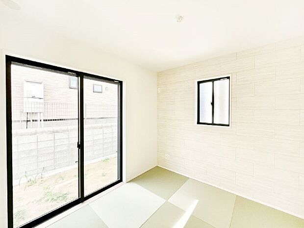 【和室】リビングと隣り合っている和洋室。ほっと一息できる和の空間も忘れずに。