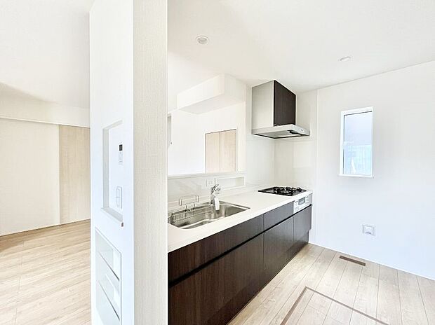 【ダイニングキッチン】料理をしながらご家族との会話を楽しめる対面カウンターキッチン