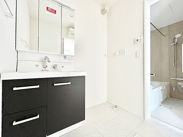 【脱衣場】清潔感ある洗面化粧室で朝の身支度も快適