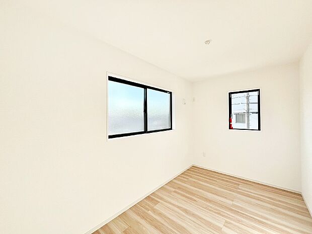 【寝室】使いやすい形でベットや家具の置き方にも困ることもありません。