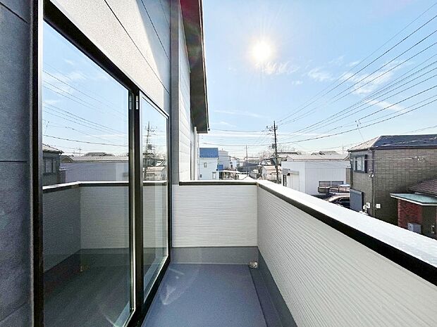 【バルコニー】ゆったりバルコニーだから沢山お洗濯ものを干せます。