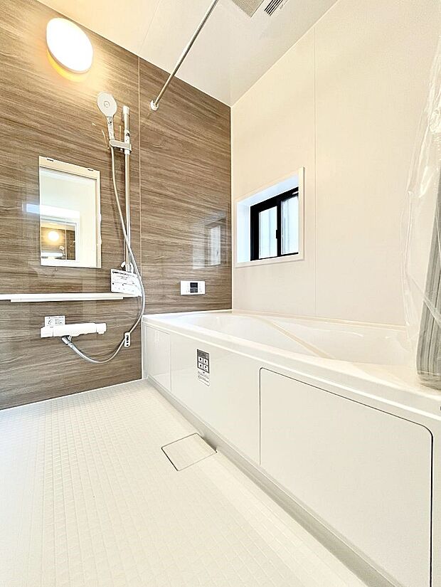 【浴室】一日の疲れを癒してくれる明るい清潔感のあるバスルーム