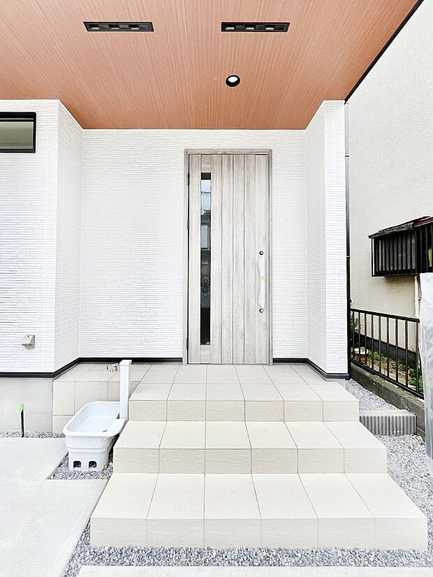 【玄関】大切な家族、来客を出迎える玄関。