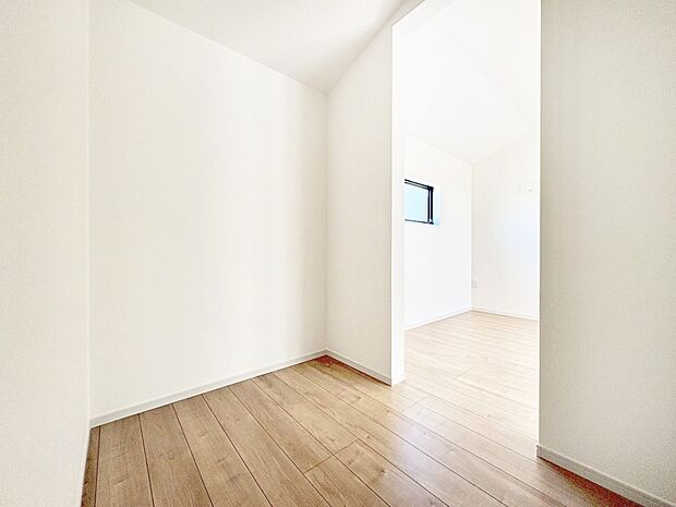 【ウォークインクローゼット】ウォークインクローゼット付きで生活空間を広く利用できます。