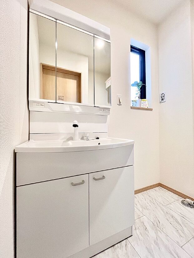 【脱衣場】小窓がついているので湿気の多い場所でも換気が十分行えます。毎日の身支度を気持ち良く！