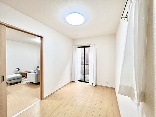 【寝室】リビングの隣にある洋室。扉を開放して広く利用することも可能です。