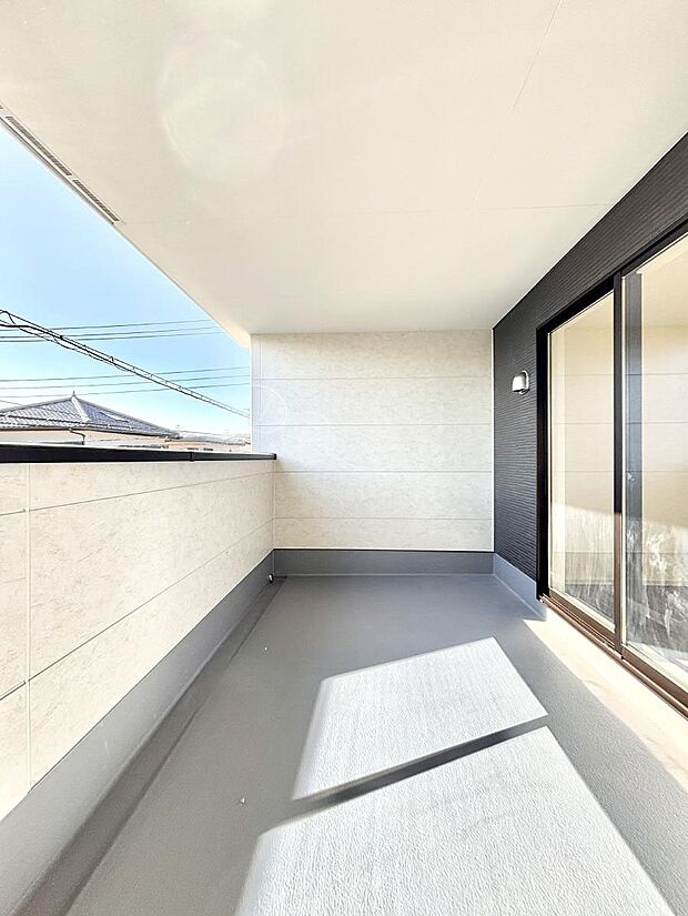 【バルコニー】南向きのバルコニー！ご家族の洗濯物はもちろん、お布団もたっぷり干せます！