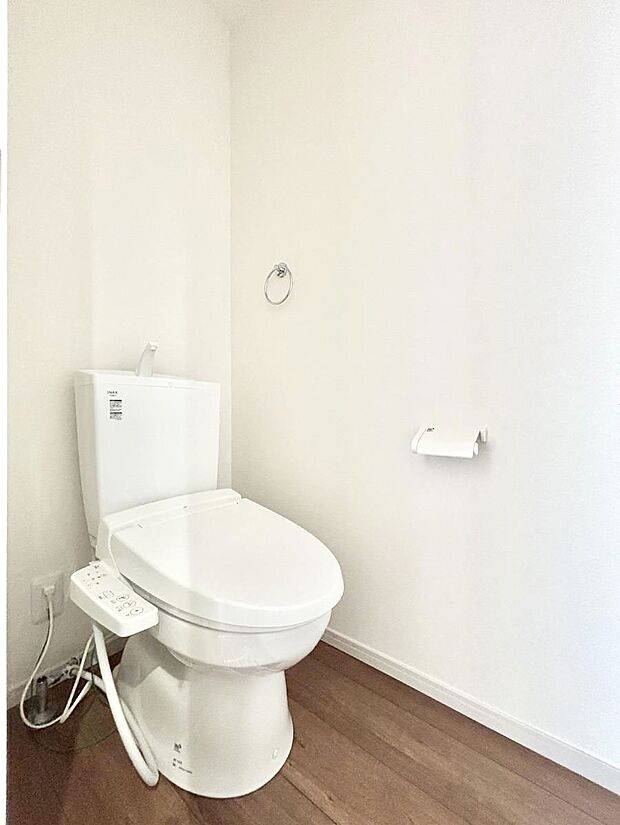 【トイレ】トイレは1階と2階それぞれに配置されていてとても便利です。 