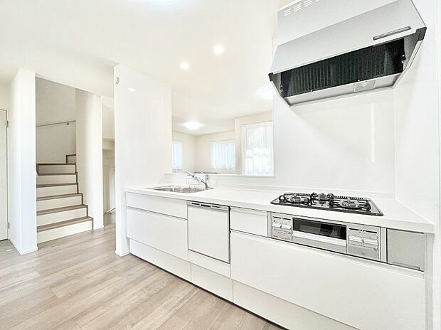 【ダイニングキッチン】ゆとりあるキッチンではご家族と楽しくお料理ができます。