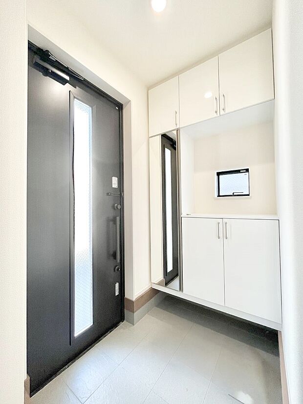 【玄関】明るい玄関はお客様をお出迎えするのにぴったりです！ 