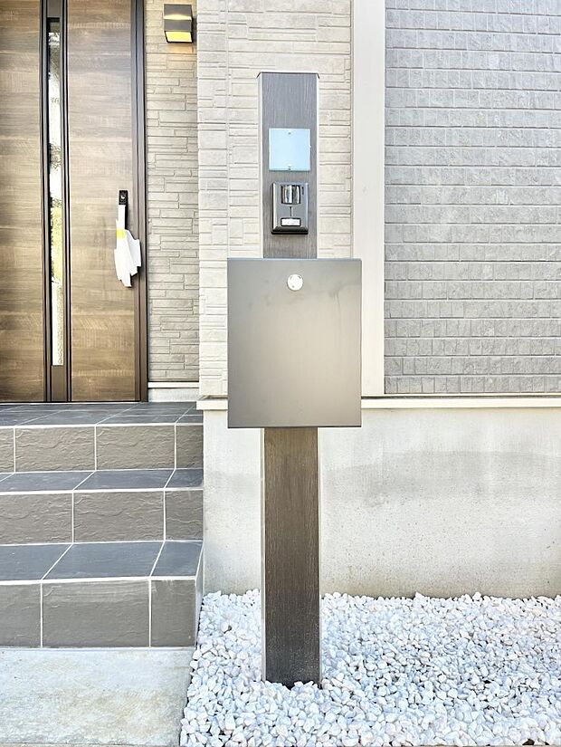 【その他現地】表札・インターホン・ポストをひとつに集約。エントランスになじむシンプルデザイン。