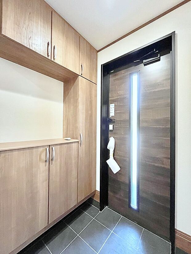 【玄関】飾り棚を利用して、お越しいただくお客様をおもてなしできます。