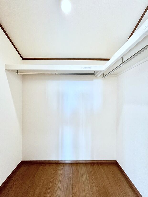 【ウォークインクローゼット】ウォークインクローゼット付きで生活空間を広く利用できます。